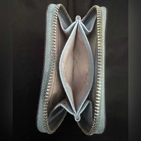 MICHAEL KORS- JET SET TRAVEL ZIP AROUND CARD CASE WALLET- PALE
BLUE - Picture 5 of 5